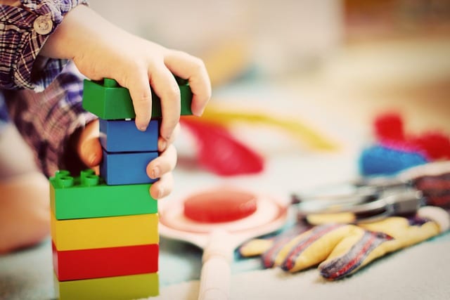 Enfants jouant avec des cubes de construction pendant la garderie