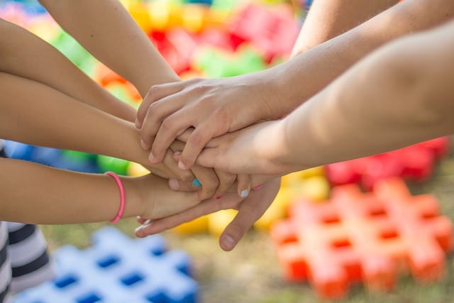 Mains d’enfants réunies au centre d’un cercle